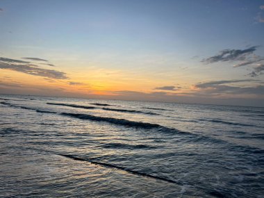 Sabah deniz ve sahil günbatımında