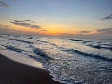 Sabah deniz ve sahil günbatımında