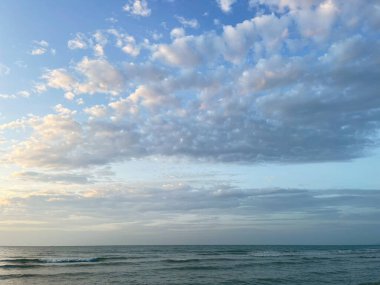 Bulutlar mavi gökyüzü denizin üstünde