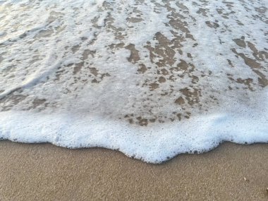 Sahilde dalgalar var.