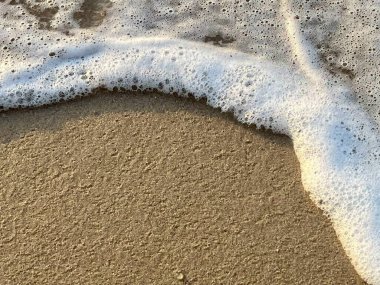 Sahilde dalgalar var.