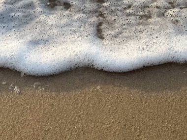 Sahilde dalgalar var.