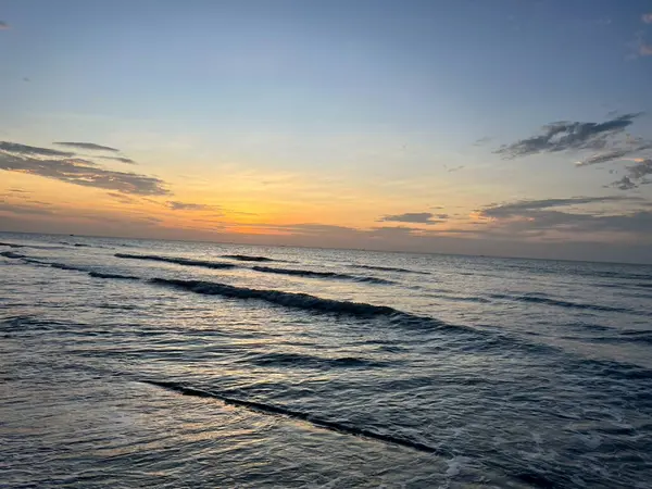 Sabah deniz ve sahil günbatımında