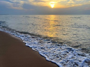 Sahilde gün batımı jpg