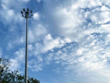 Mavi gökyüzüne karşı lamba direği