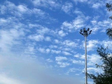 Mavi gökyüzüne karşı lamba direği