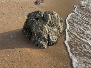 Sahilde kayalar ve beyaz köpük dalgaları