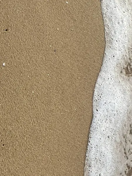 Beyaz köpük dalgalı plaj arka planı