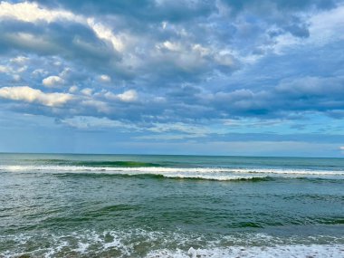  Deniz ve kumsal mavi gökyüzüne sahiptir.