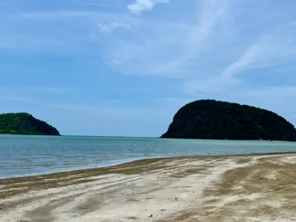 Deniz ve kumsal mavi gökyüzü