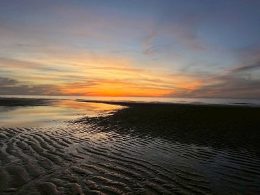 Sahilde gün batımı