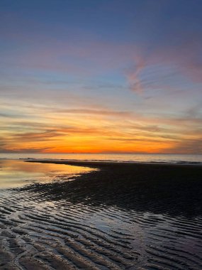 Sahilde gün batımı