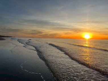 Sahilde gün batımı