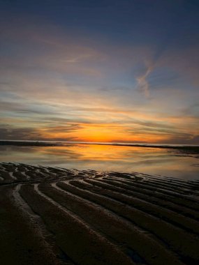 Sahilde gün batımı