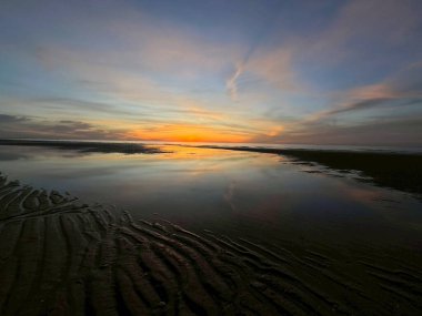 Sahilde gün batımı