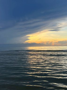 Sahilde gün batımı