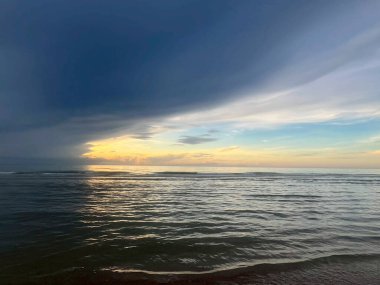  Sabah deniz ve kumsal.