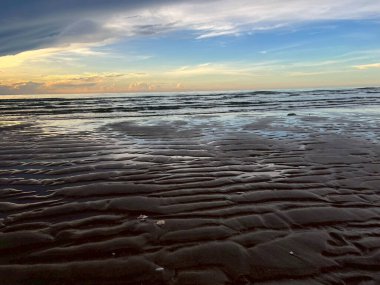  Sabah deniz ve kumsal.