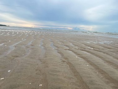  Sabah deniz ve kumsal.