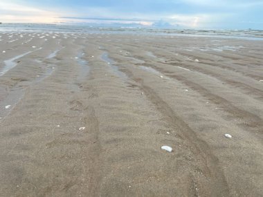  Sabah deniz ve kumsal.