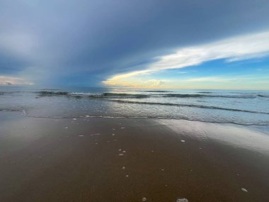  Sabah deniz ve kumsal.