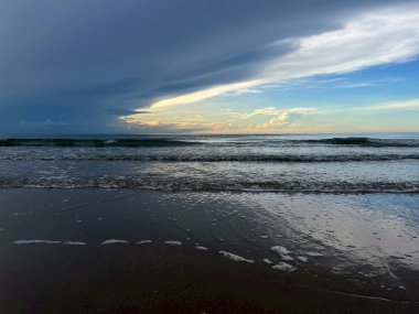  Sabah deniz ve kumsal.