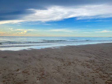  Sabah deniz ve kumsal.