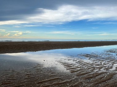  Sabah deniz ve kumsal.