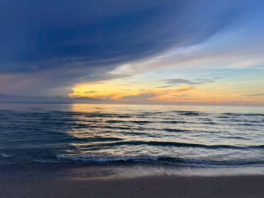  Sabah deniz ve kumsal.