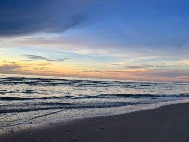 Sabah deniz ve kumsal.