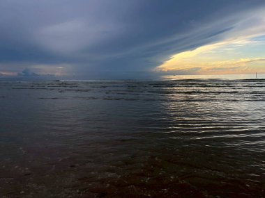 Sabah deniz ve kumsal.