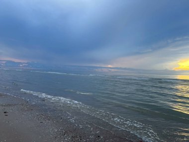 Sabah deniz ve kumsal.