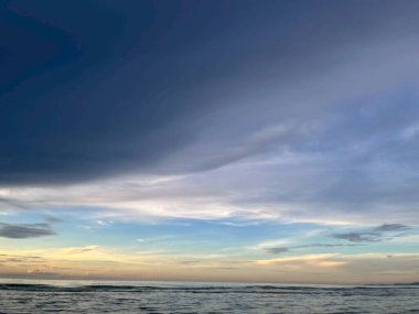 Sabah deniz ve kumsal.