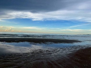 Sabah deniz ve kumsal.