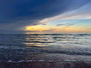 Sabah deniz ve kumsal.