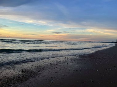 Sabah deniz ve kumsal.