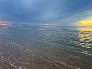 Sabah deniz ve kumsal.