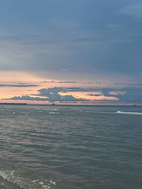 Sabah deniz ve kumsal.