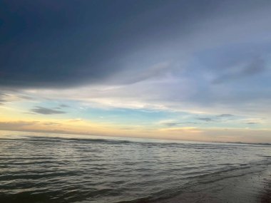 Sabah deniz ve kumsal.