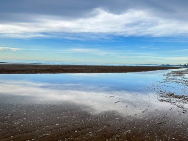 Sabah deniz ve kumsal.