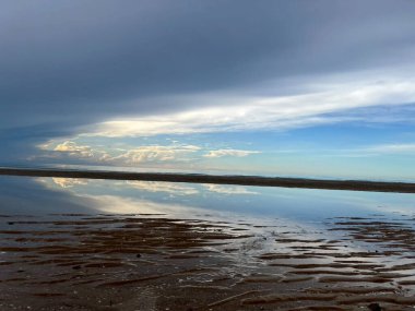 Sabah deniz ve kumsal.