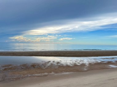 Sabah deniz ve kumsal.