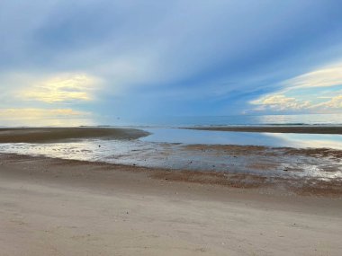 Sabah deniz ve kumsal.