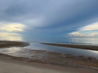 Sabah deniz ve kumsal.
