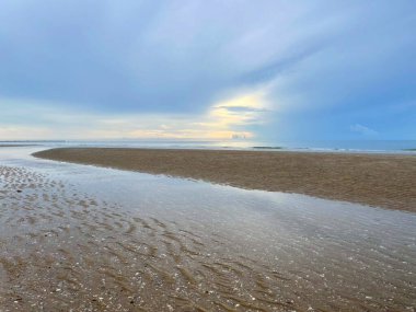 Sabah deniz ve kumsal.