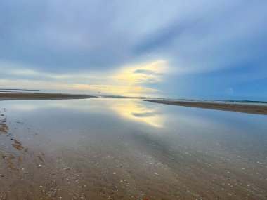 Sabah deniz ve kumsal.