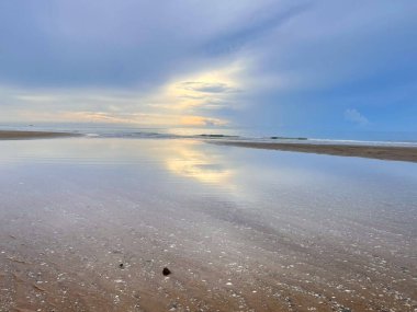 Sabah deniz ve kumsal.