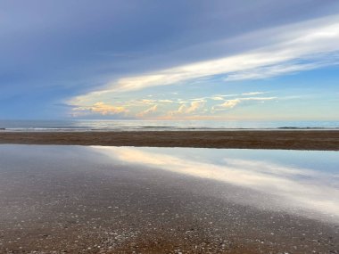 Sabah deniz ve kumsal.