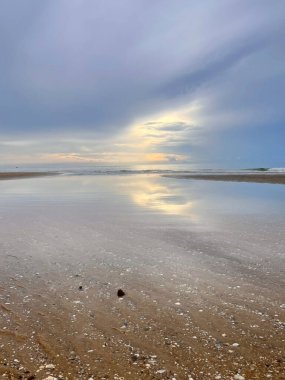  Sabah deniz ve kumsal.