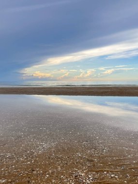  Sabah deniz ve kumsal.